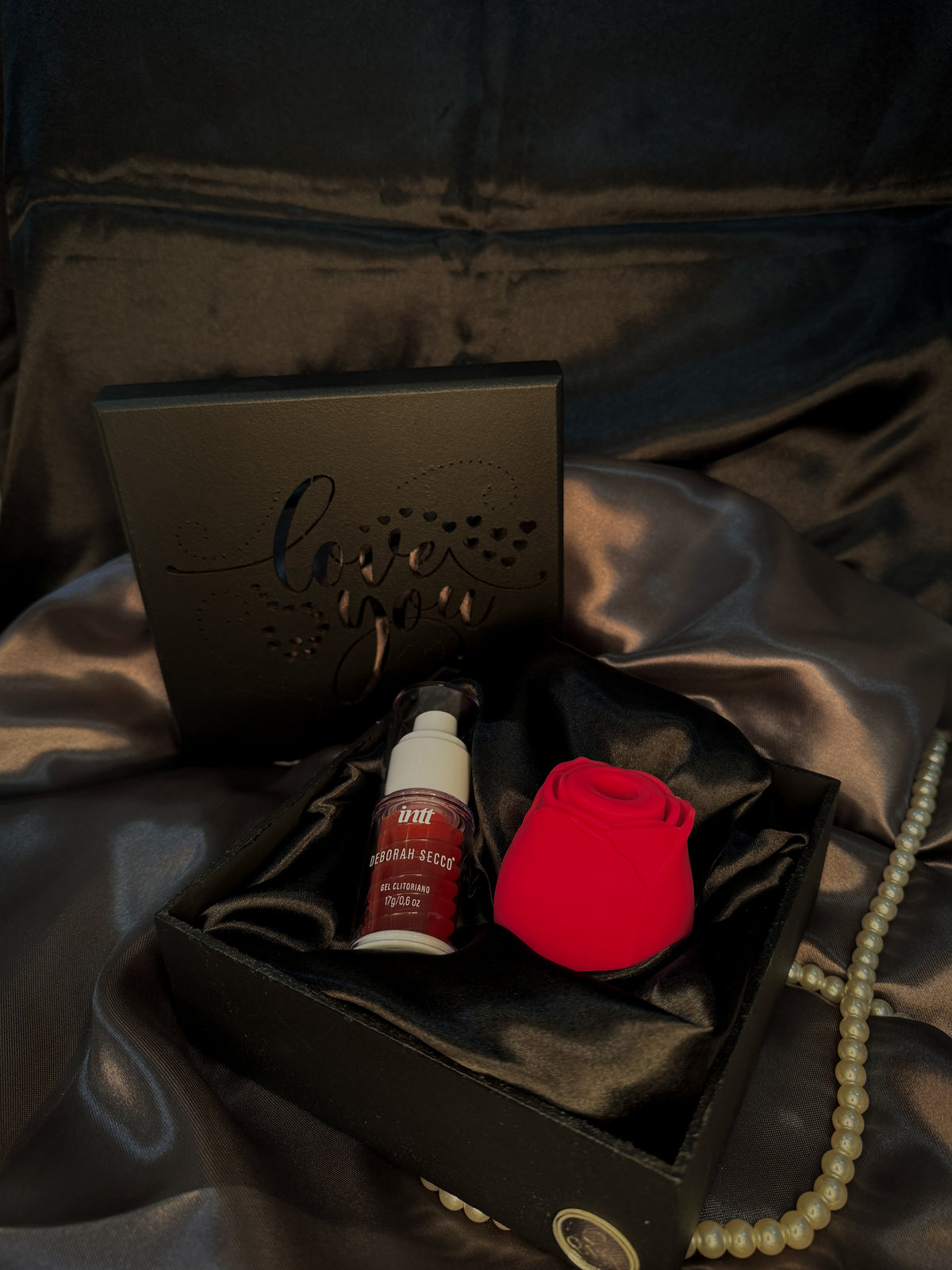 KIT RUBI - Gel Clitoriano 17g Deborah Secco  + Flor sugador + Lenço + Caixa MDF