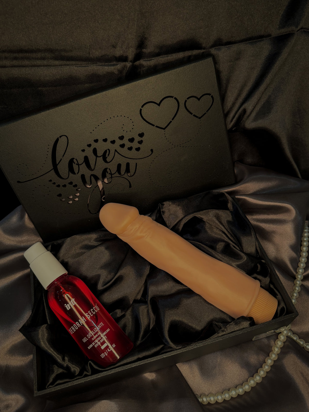 KIT FASCÍNIO - Gel Deslizante Deborah Secco 120g + Vibrador Prótese + Lenço + Caixa MDF